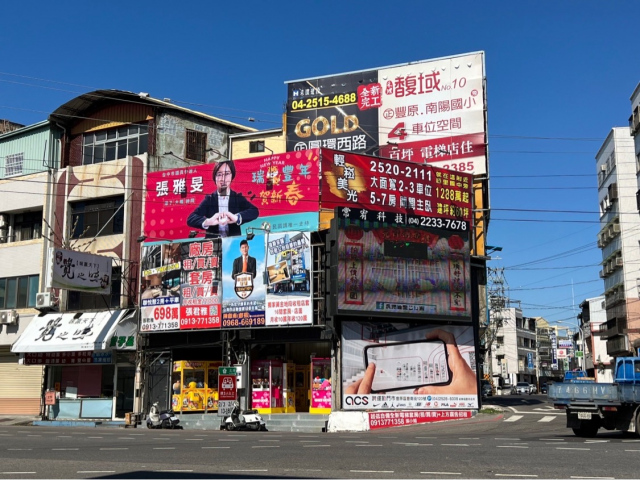 豐原交流道廣告牆面